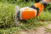 Акумулаторна ножица за трева и храсти Stihl HSA 26 с една батерия и зарядно, 10.8 V, 2 Ah