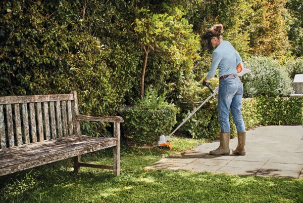 Акумулаторна коса STIHL FSA 57 тип тример с 1 батерия и зарядно 36 V 1.6 Ah 280 мм